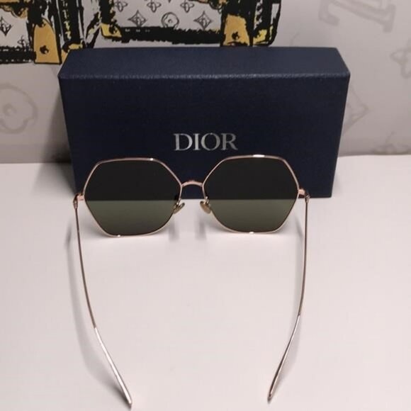 Stylish Black and Gold Sunglasses - Picture 11 of 13